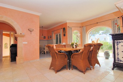 04 diningroom with fireplace